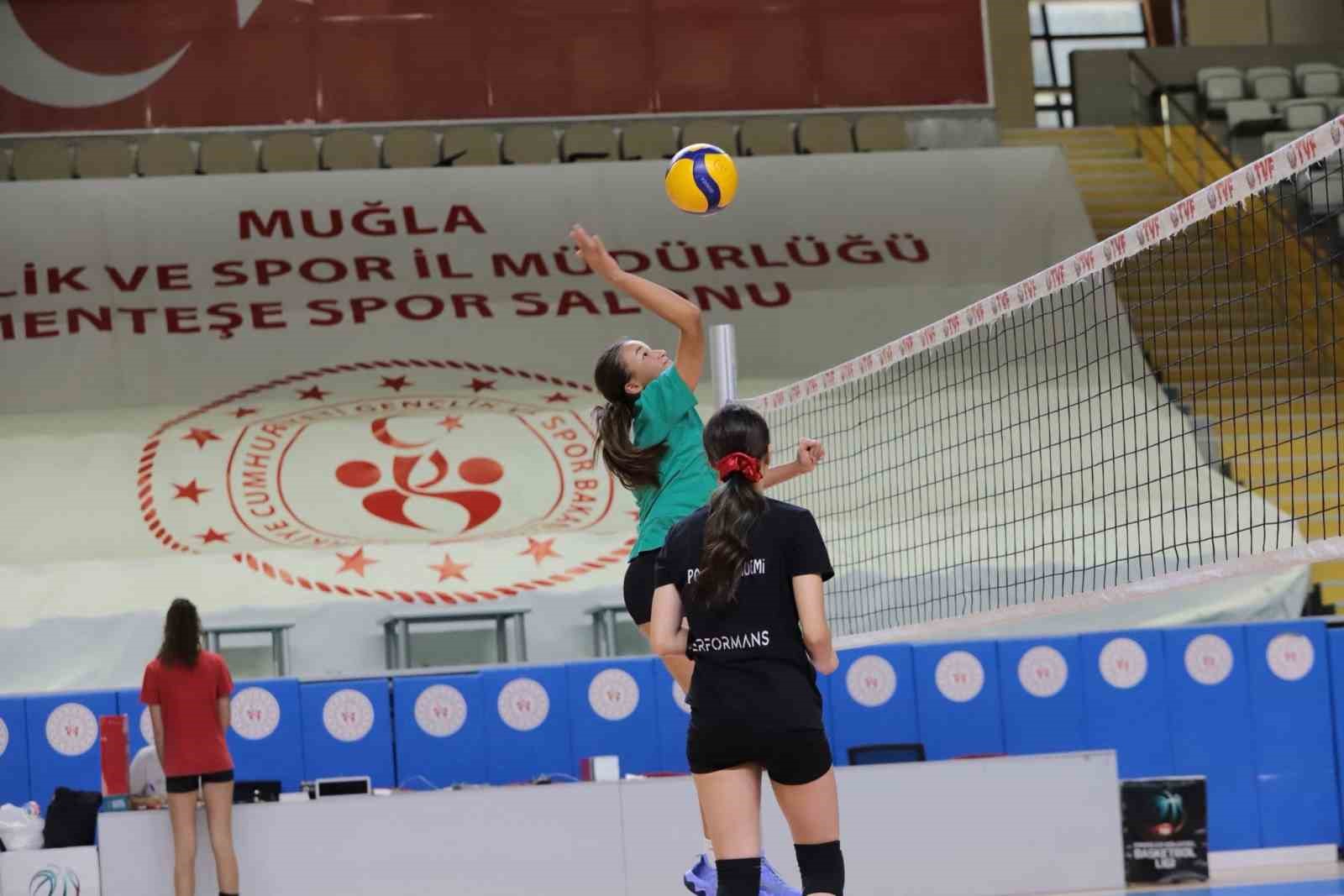 Muğla’nın voleybol yıldızları Analig için sahaya indi
