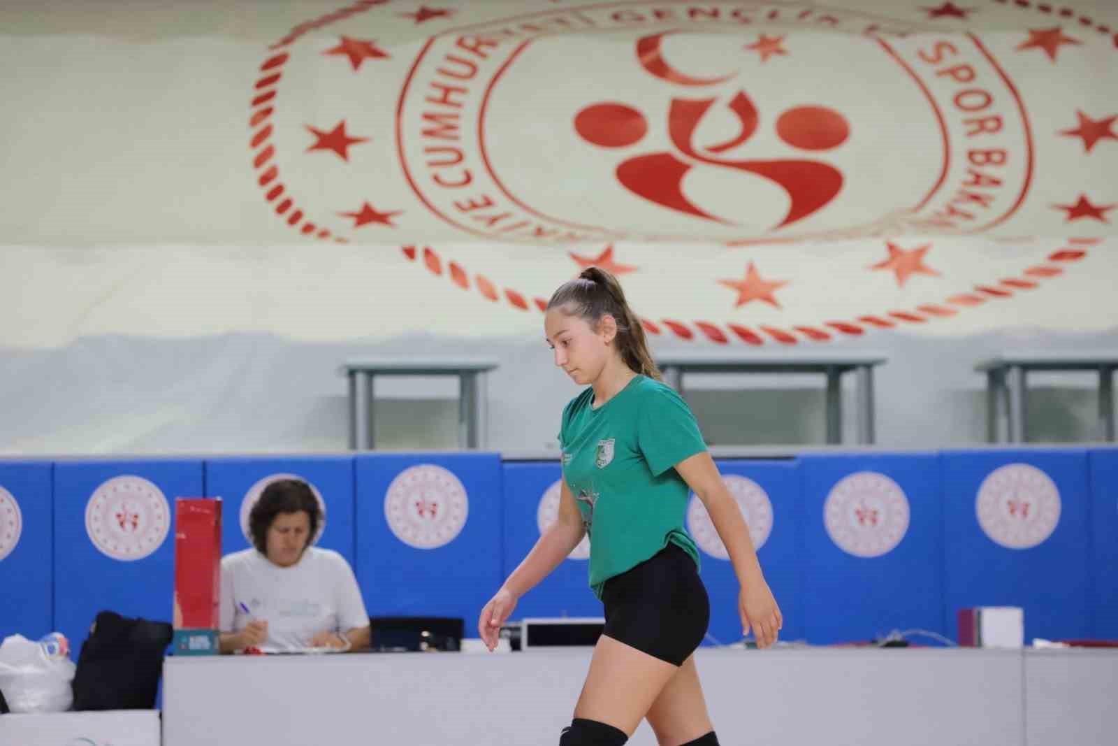 Muğla’nın voleybol yıldızları Analig için sahaya indi