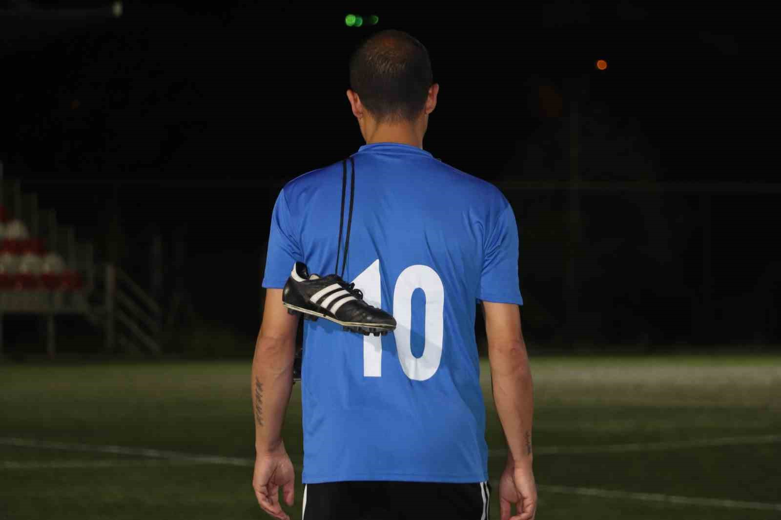 Eskişehir’in en yaşlı amatör futbolcusu 39 yıllık kariyerine veda etti