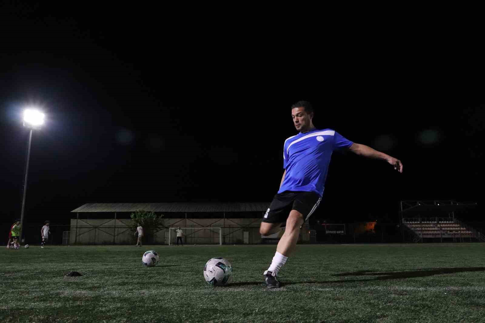 Eskişehir’in en yaşlı amatör futbolcusu 39 yıllık kariyerine veda etti