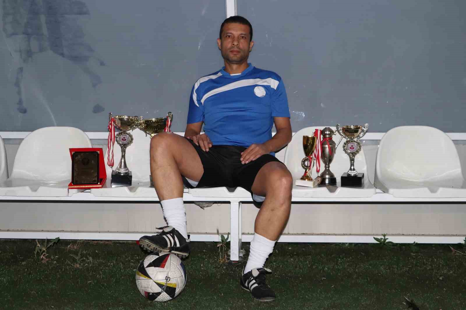 Eskişehir’in en yaşlı amatör futbolcusu 39 yıllık kariyerine veda etti