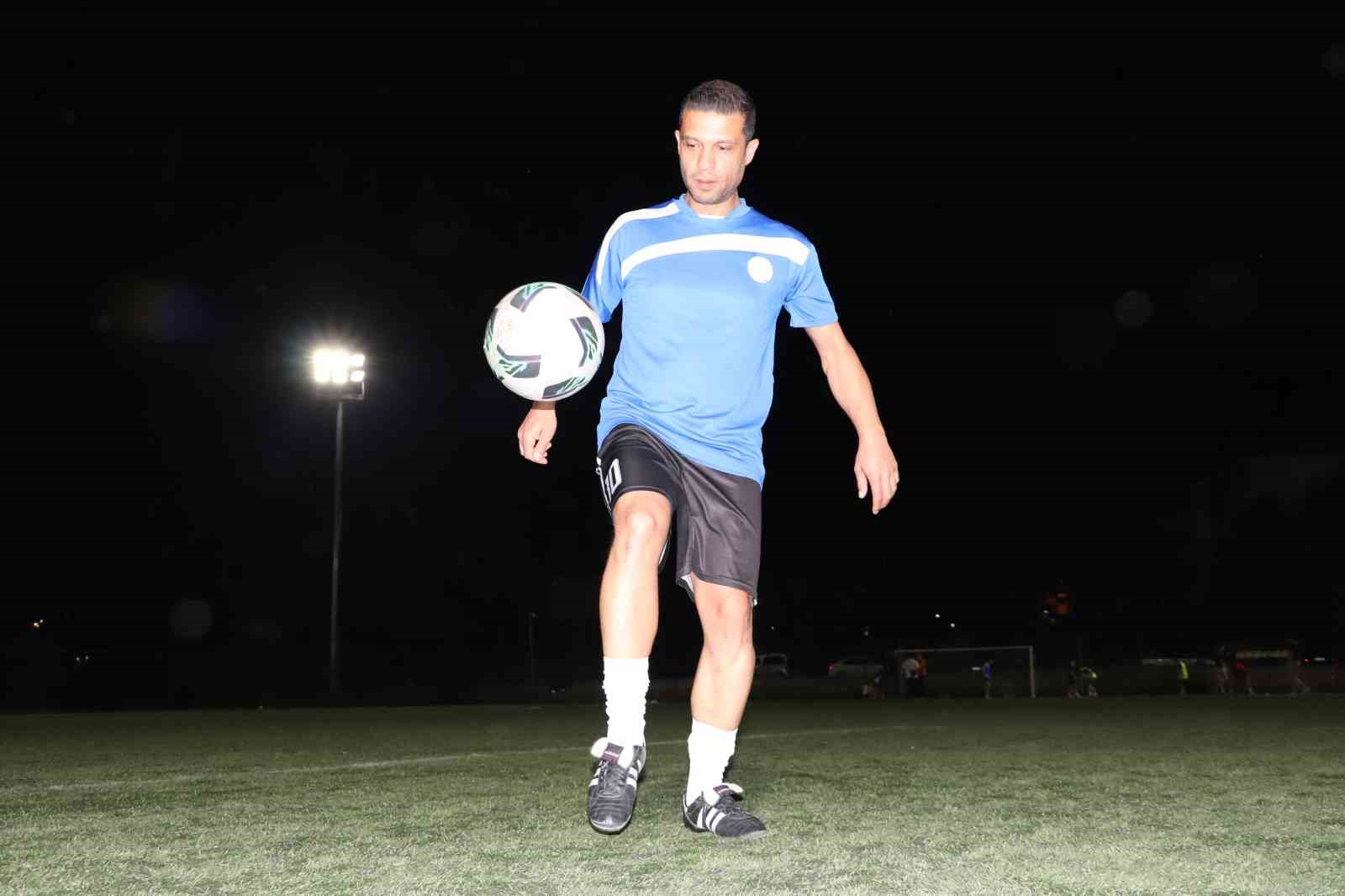 Eskişehir’in en yaşlı amatör futbolcusu 39 yıllık kariyerine veda etti