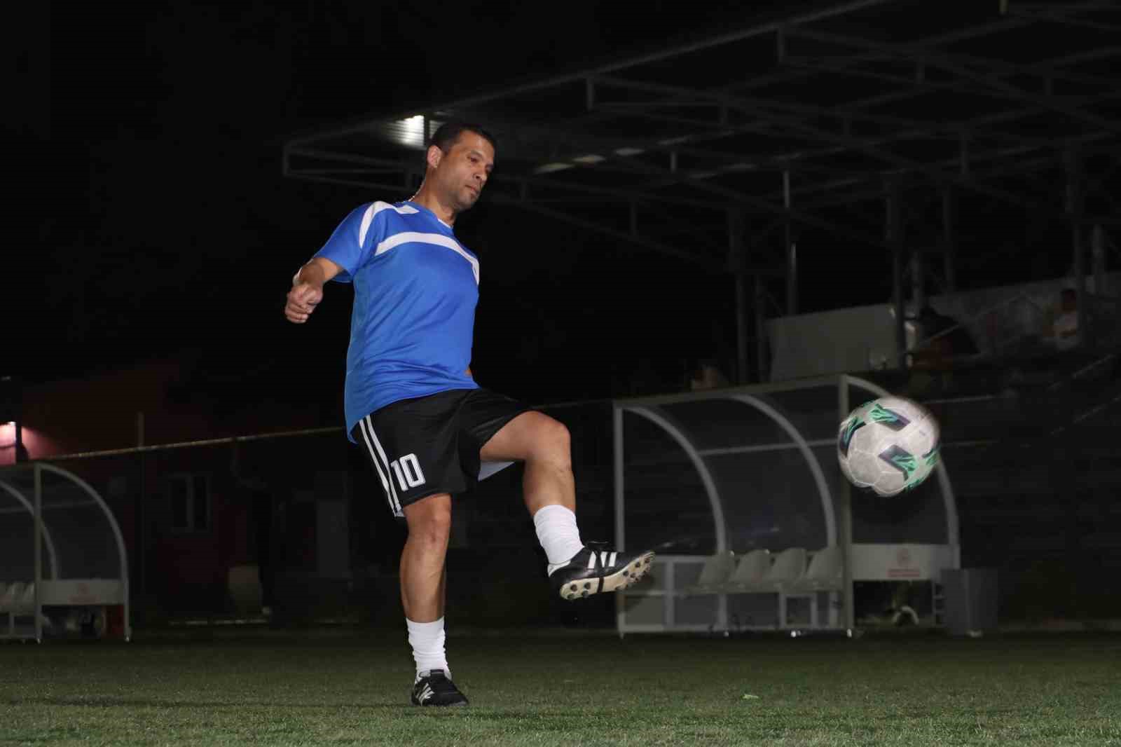 Eskişehir’in en yaşlı amatör futbolcusu 39 yıllık kariyerine veda etti
