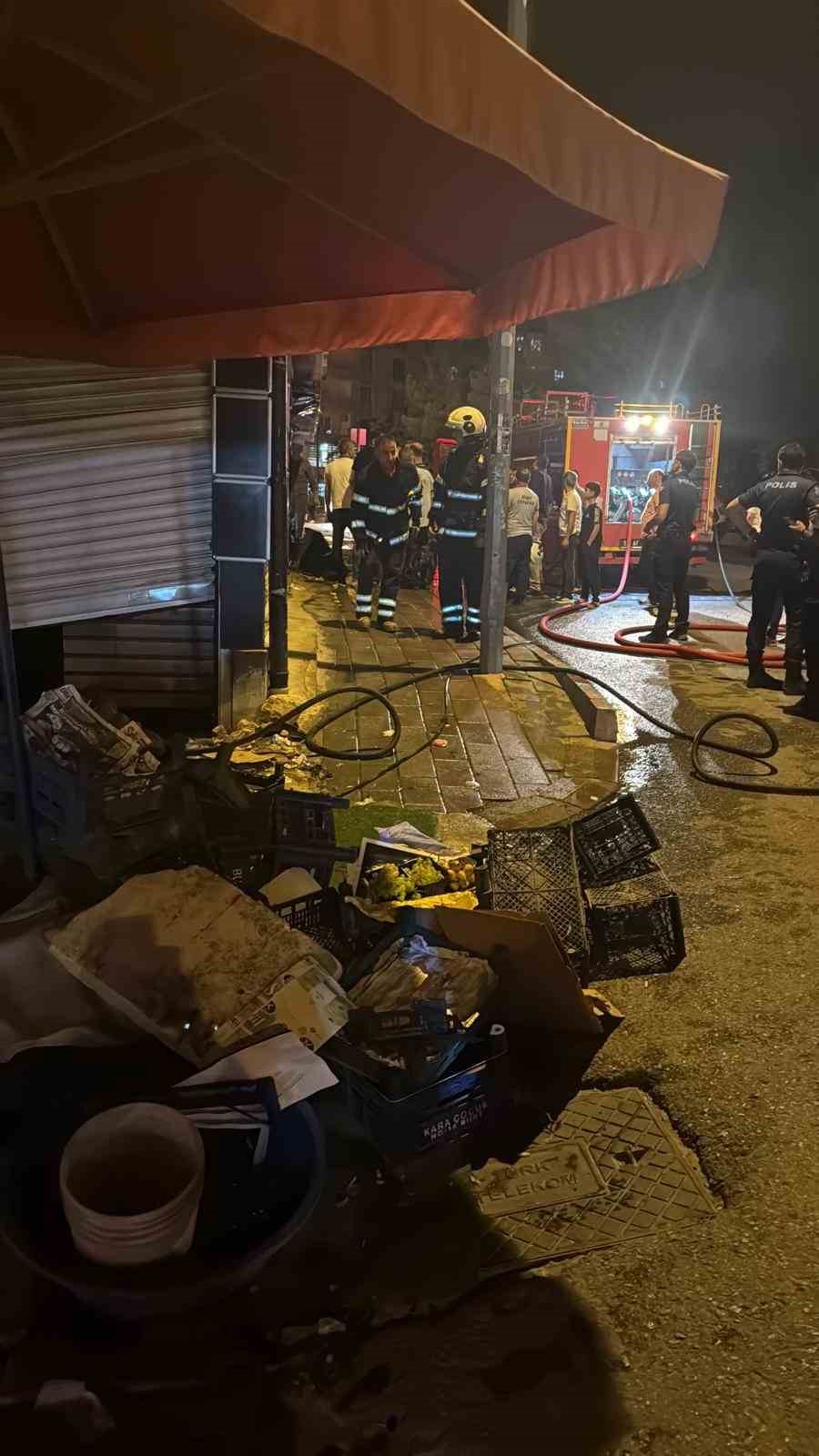 Siirt’te market alevlere teslim oldu