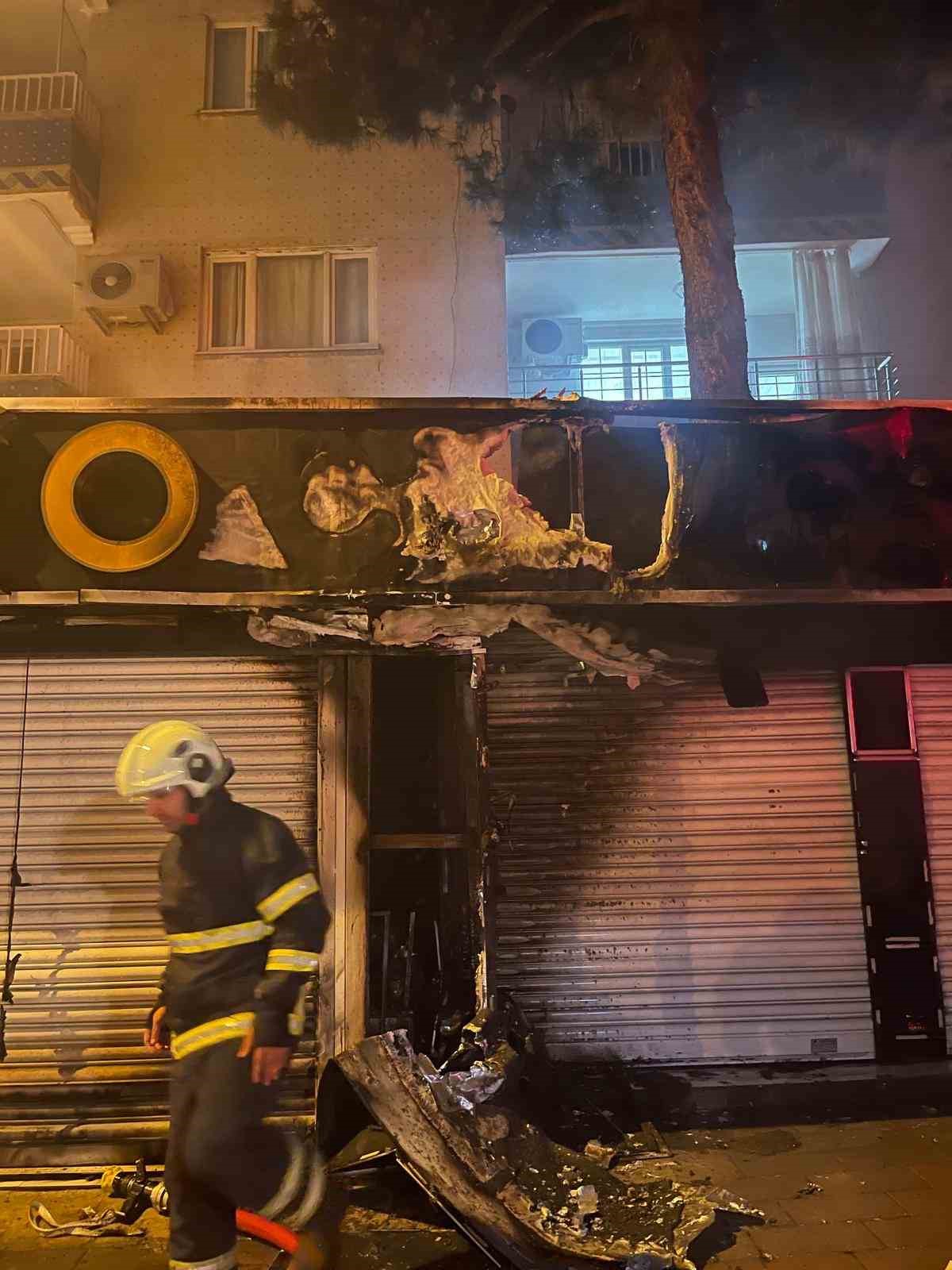 Siirt’te market alevlere teslim oldu