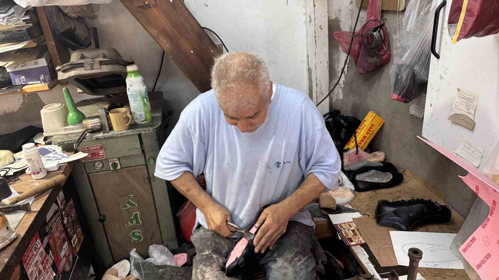 Bir meslek daha yok oluyor, çırak bulunamayan kunduracılıkta son dönemlerini yaşıyor