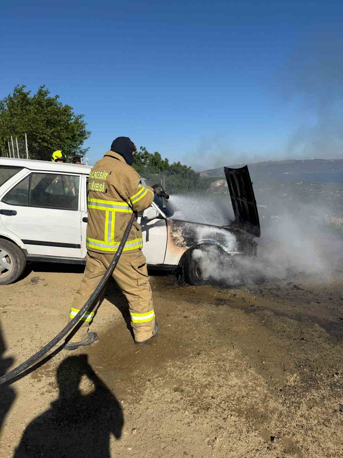 Erdek’te korkutan araç yangını