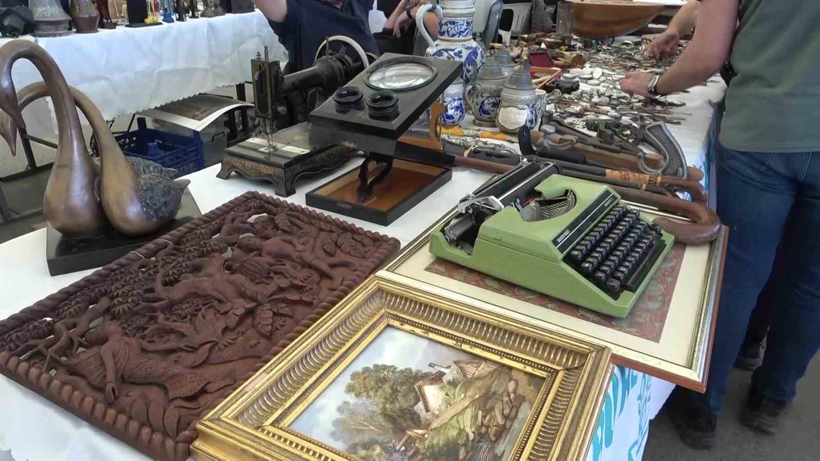 Türkiye’nin dört bir yanından antikacıları Bursa’da buluşturan Agora Antika Pazarı 10 yaşında