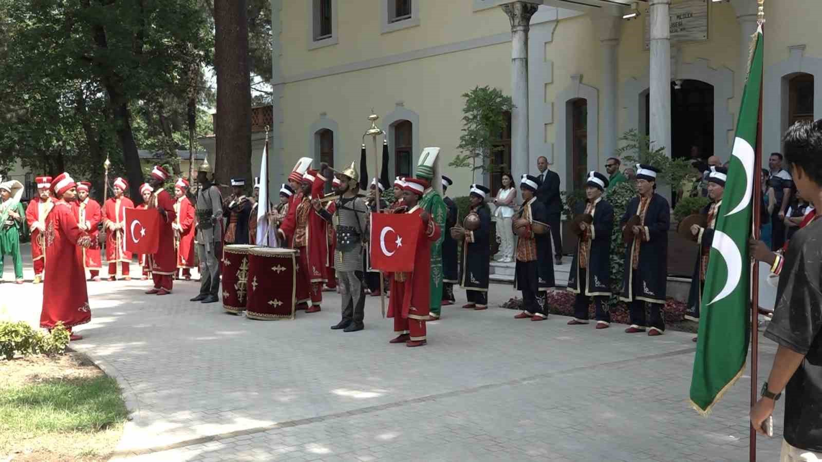 25 ülkeden öğrenciler aynı safta: Mehterle kültür köprüsü kurdular