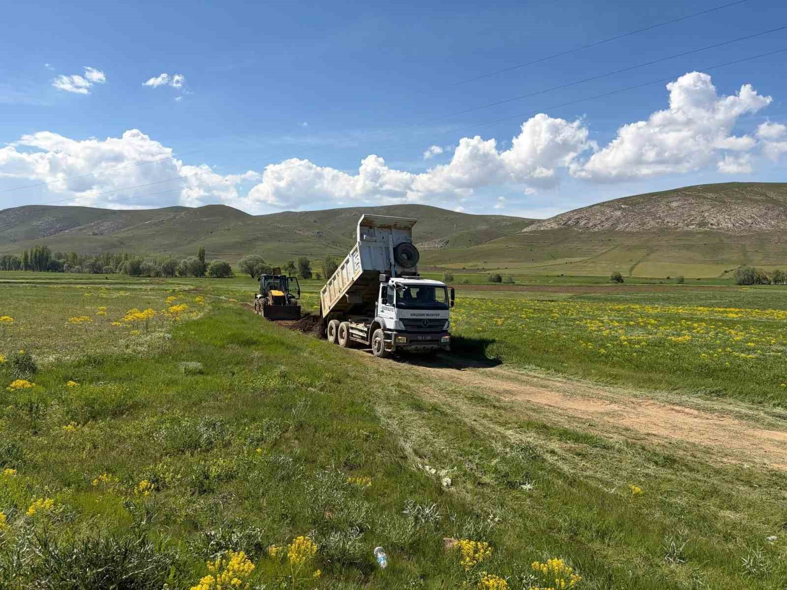 Gökçedere’nin arazi yollarında çalışmalar devam ediyor