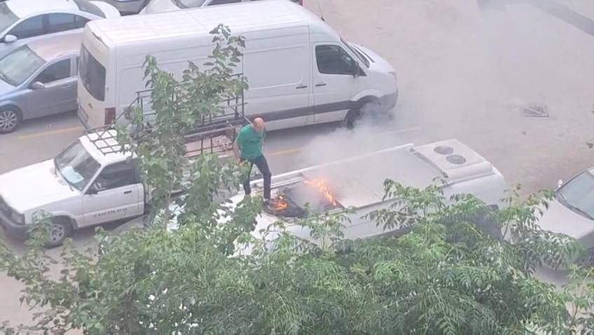 Park halindeki aracın tavanında çıkan yangına vatandaşlar müdahale etti