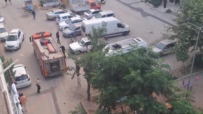 Park halindeki aracın tavanında çıkan yangına vatandaşlar müdahale etti
