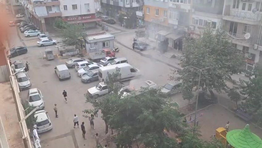 Park halindeki aracın tavanında çıkan yangına vatandaşlar müdahale etti