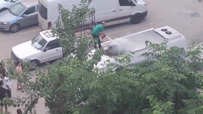 Park halindeki aracın tavanında çıkan yangına vatandaşlar müdahale etti