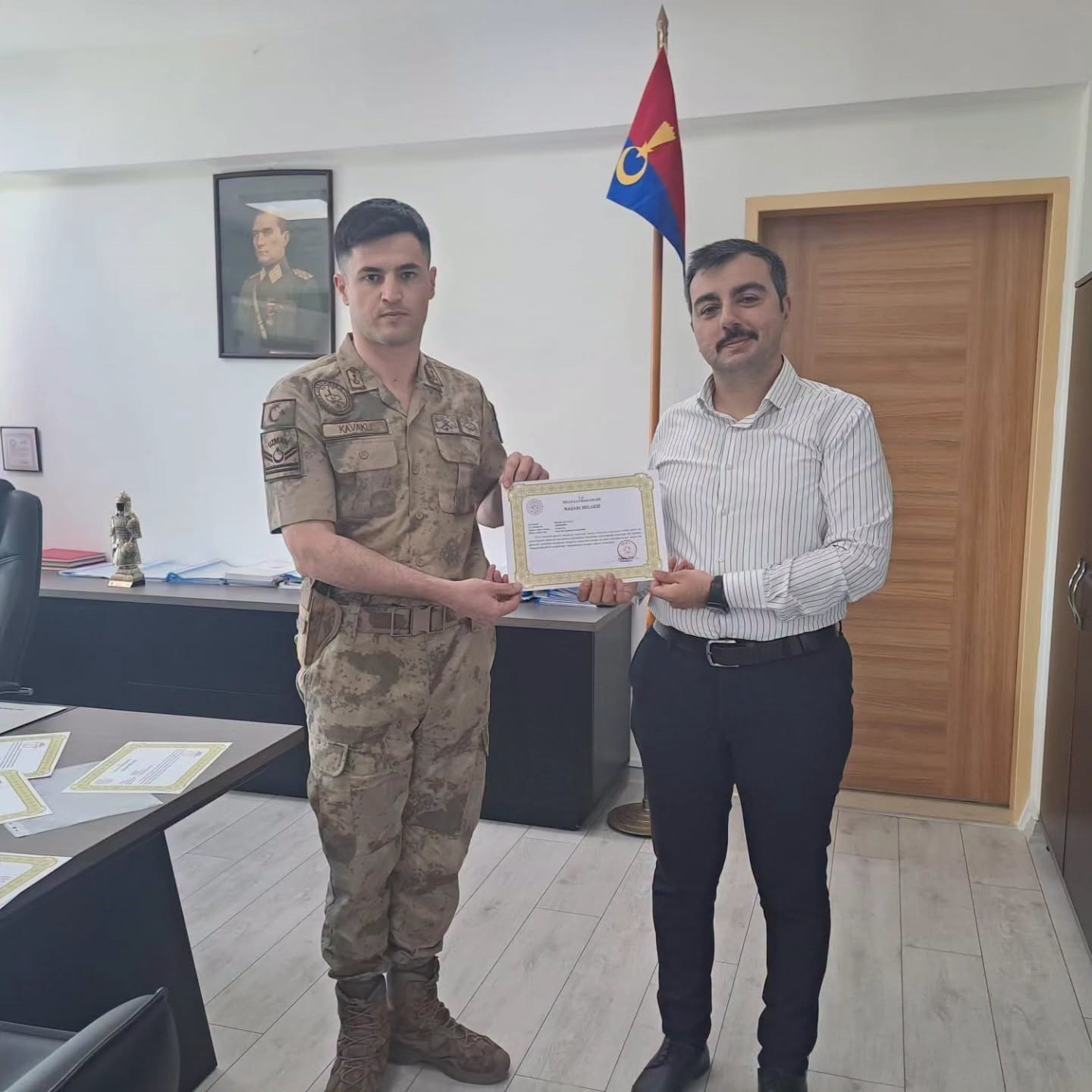 Dicle Kaymakamı Atış’tan jandarma personeline başarı belgesi