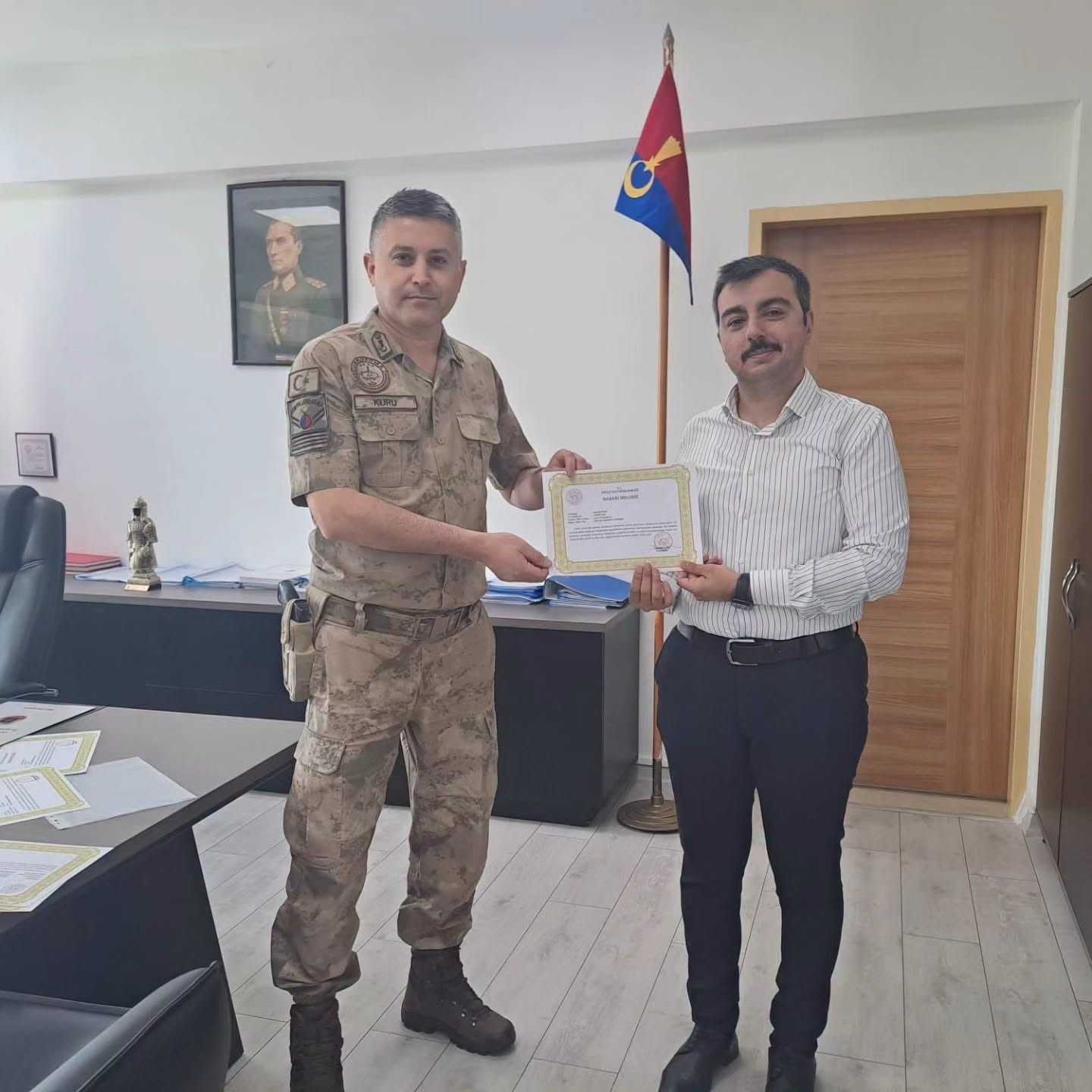 Dicle Kaymakamı Atış’tan jandarma personeline başarı belgesi
