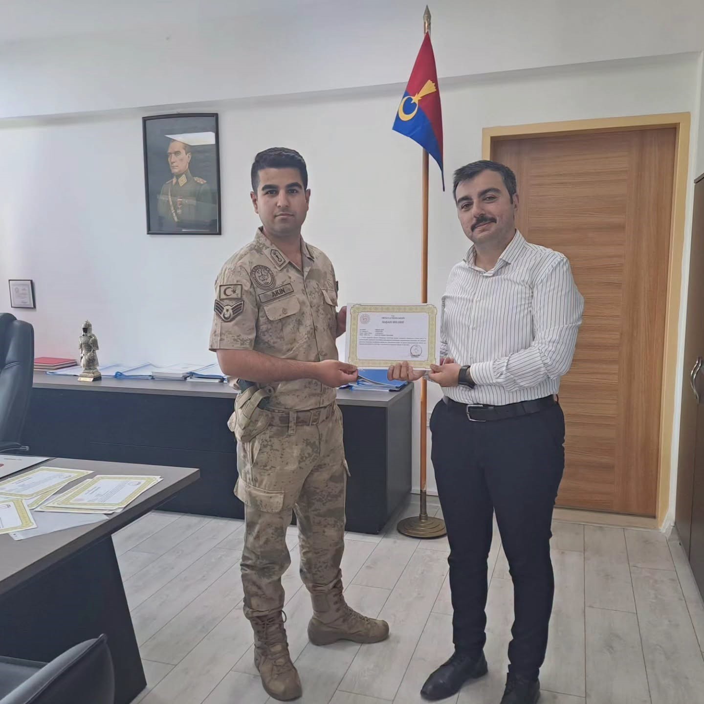 Dicle Kaymakamı Atış’tan jandarma personeline başarı belgesi