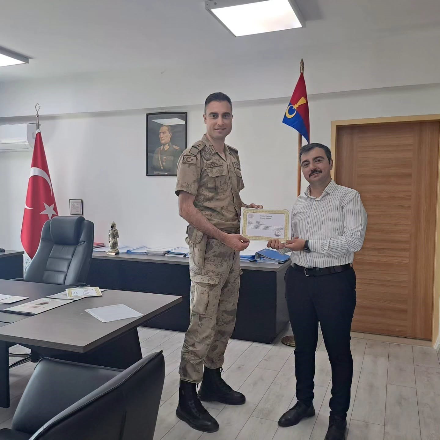 Dicle Kaymakamı Atış’tan jandarma personeline başarı belgesi