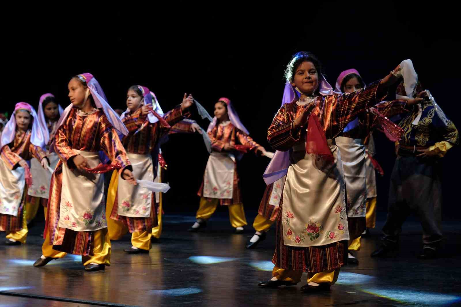Altınköprü Halk Dansları Topluluğu kültürel bir şölene imza attı