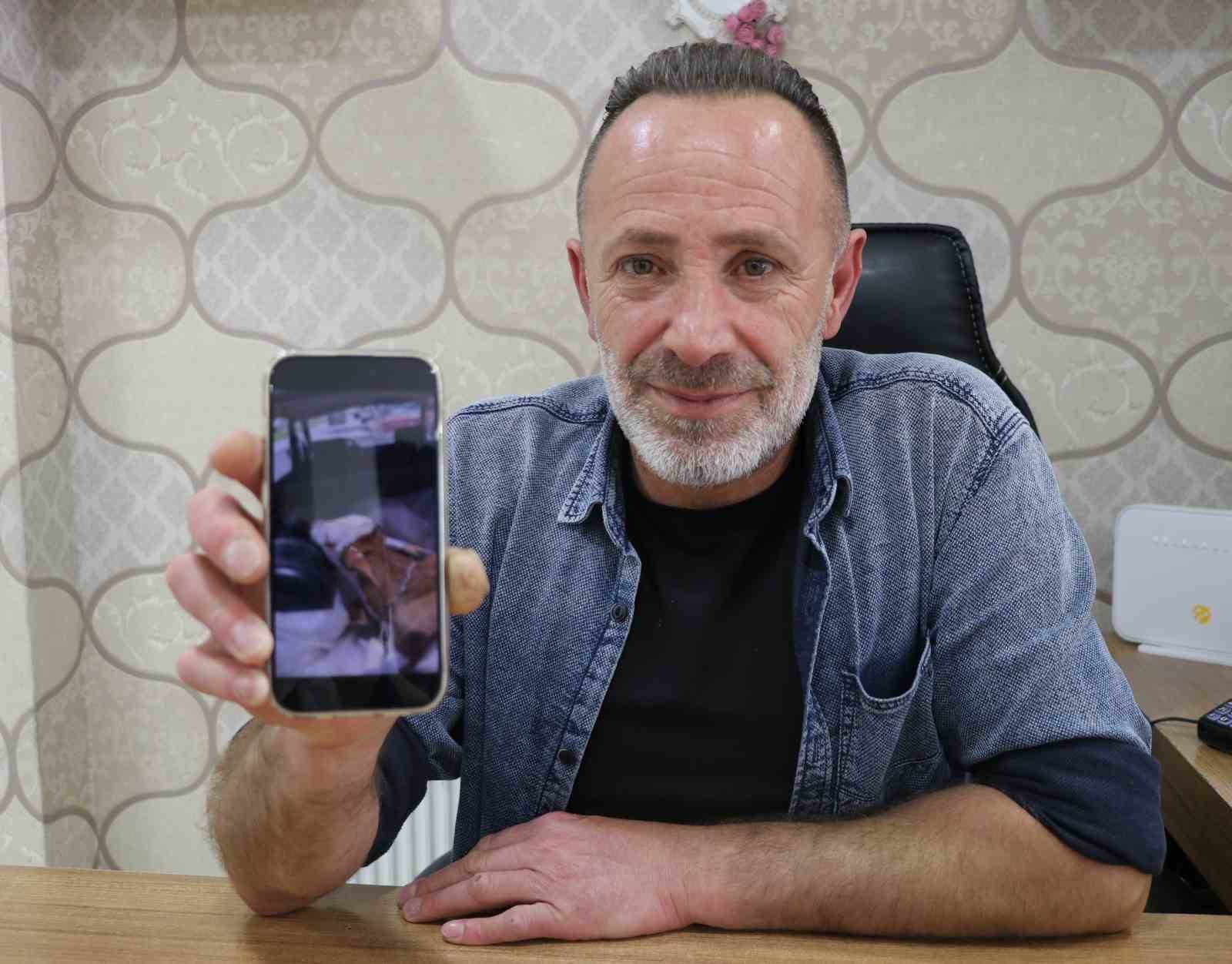 Aracın bagajındaki buzağıyı görünce merakla yaklaştı, gördüğü manzara karşısında şaşkınlığını gizleyemedi