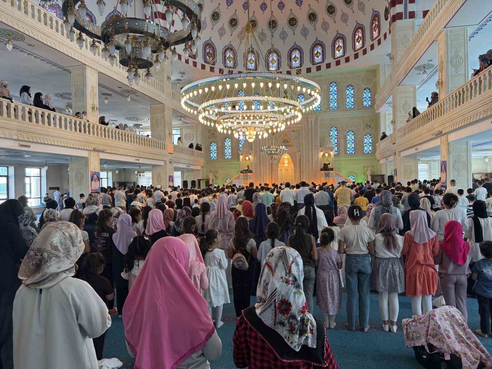 ’Sertaç abi’ Diyarbakır’da çocuklarla buluştu