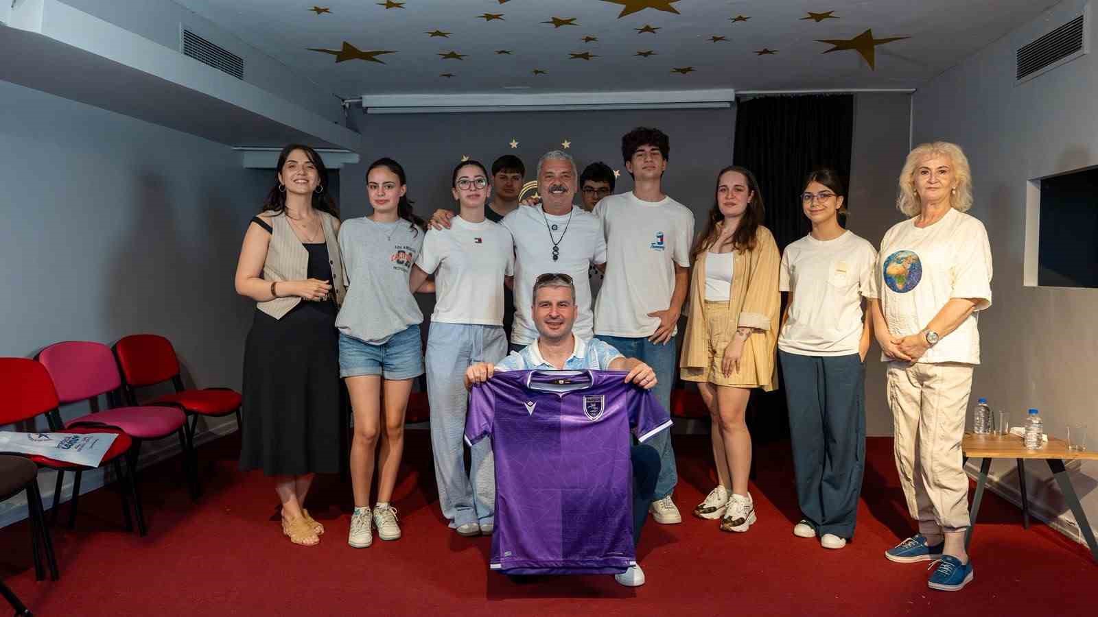 Oyuncu Necmi Yapıcı: "Herkes oyuncu oluyor ama komedyen olamıyor, dram komediden daha kolay"