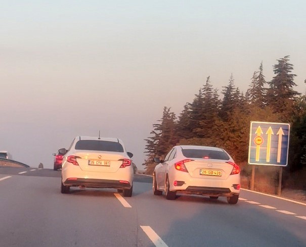 Eskişehir- Bursa yolunda birbirini sıkıştıran 2 araç trafiği tehlikeye attı