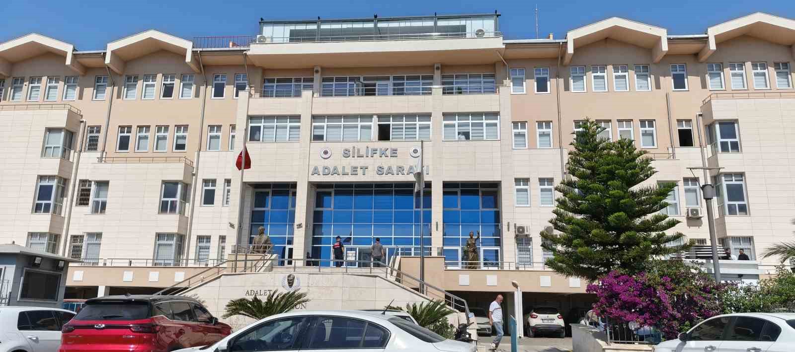 Silifke Belediyesi’ne yönelik operasyonda gözaltına alınan 19 şüpheli adliyeye sevk edildi