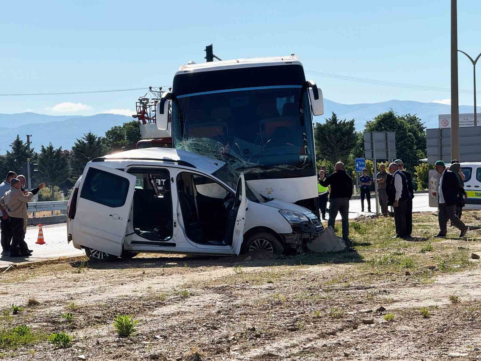 Tur otobüsü ile hafif ticari araç çarpıştı: Genç sürücü hayatını kaybetti