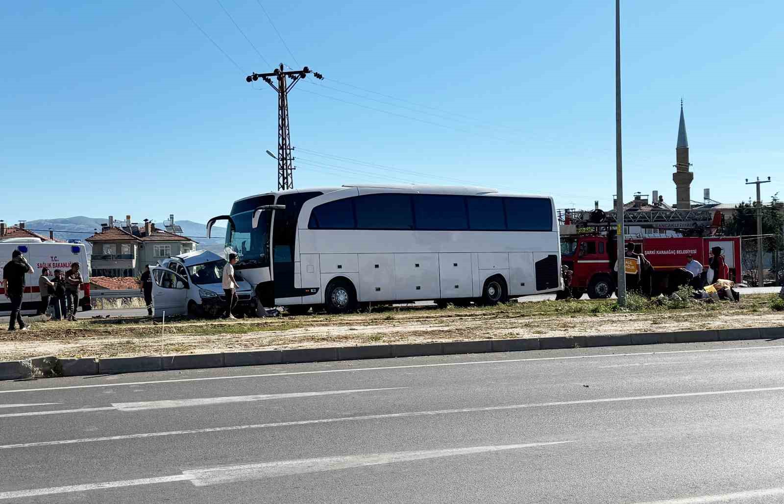 Tur otobüsü ile hafif ticari araç çarpıştı: Genç sürücü hayatını kaybetti