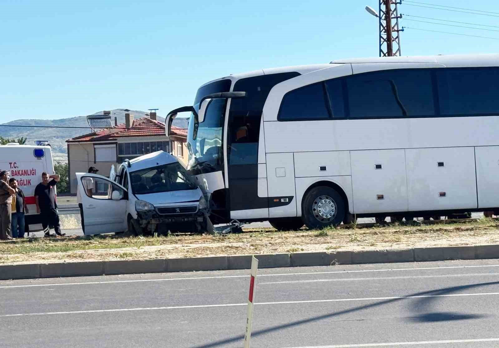 Tur otobüsü ile hafif ticari araç çarpıştı: Genç sürücü hayatını kaybetti