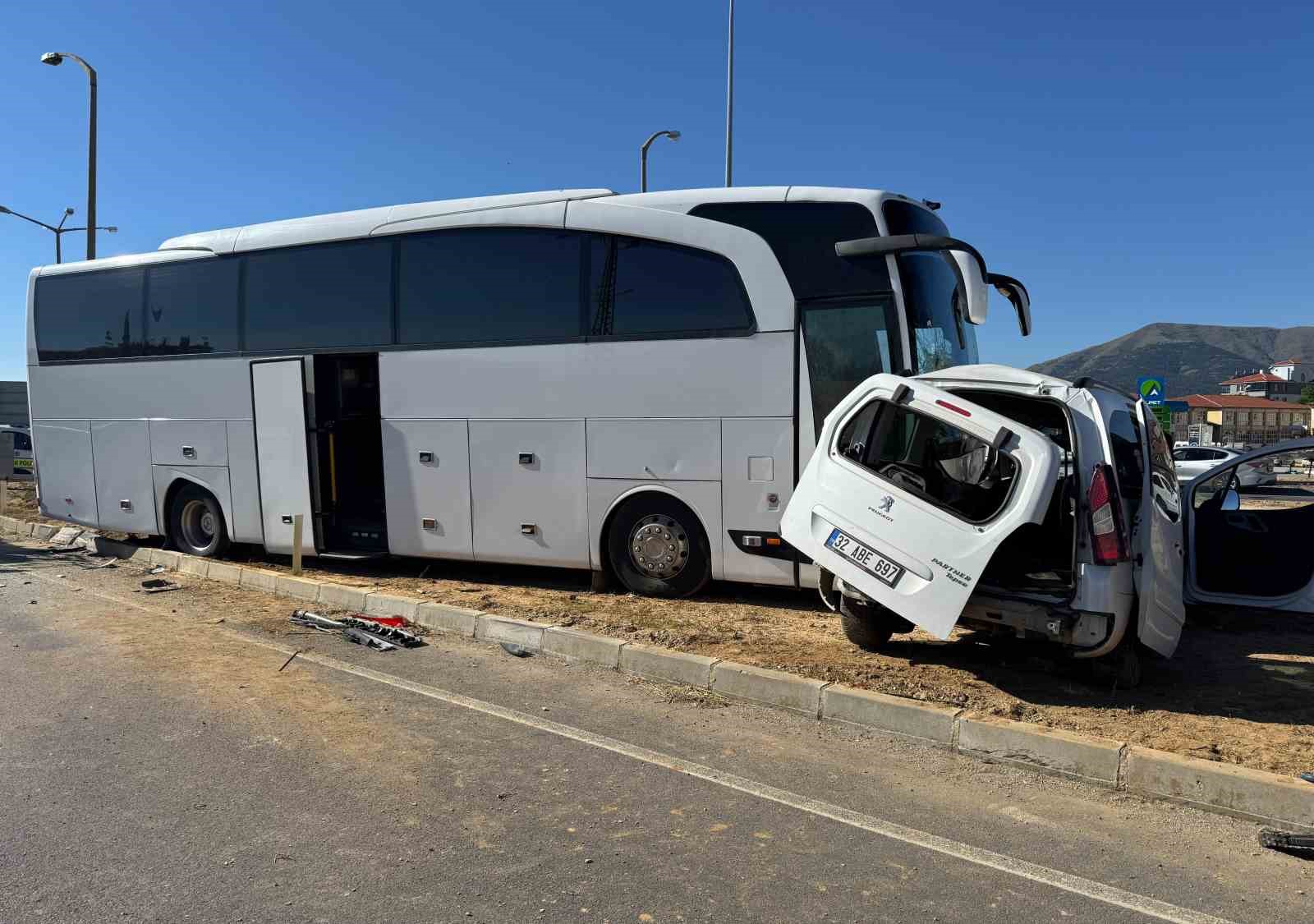 Tur otobüsü ile hafif ticari araç çarpıştı: Genç sürücü hayatını kaybetti