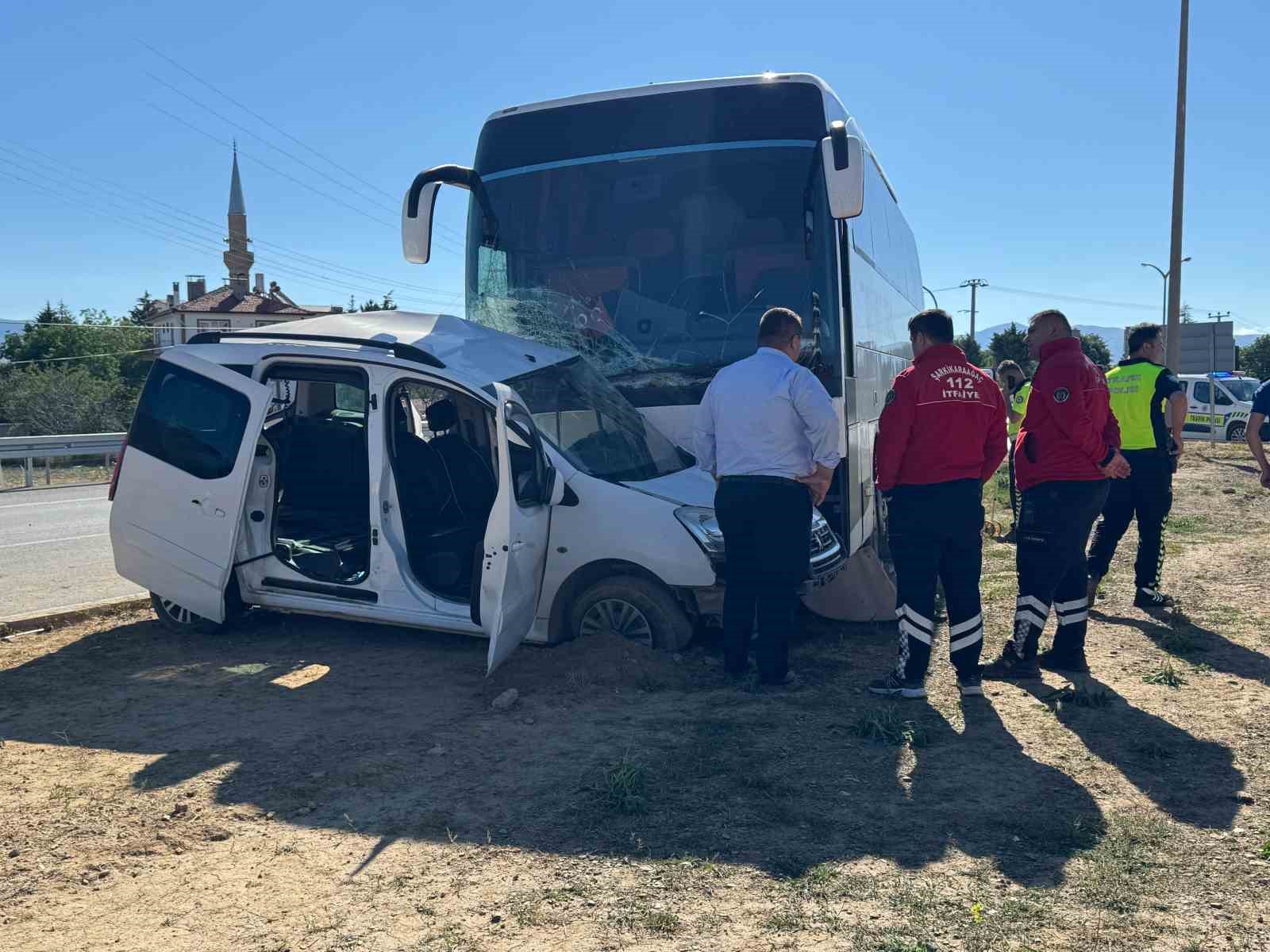 Tur otobüsü ile hafif ticari araç çarpıştı: Genç sürücü hayatını kaybetti
