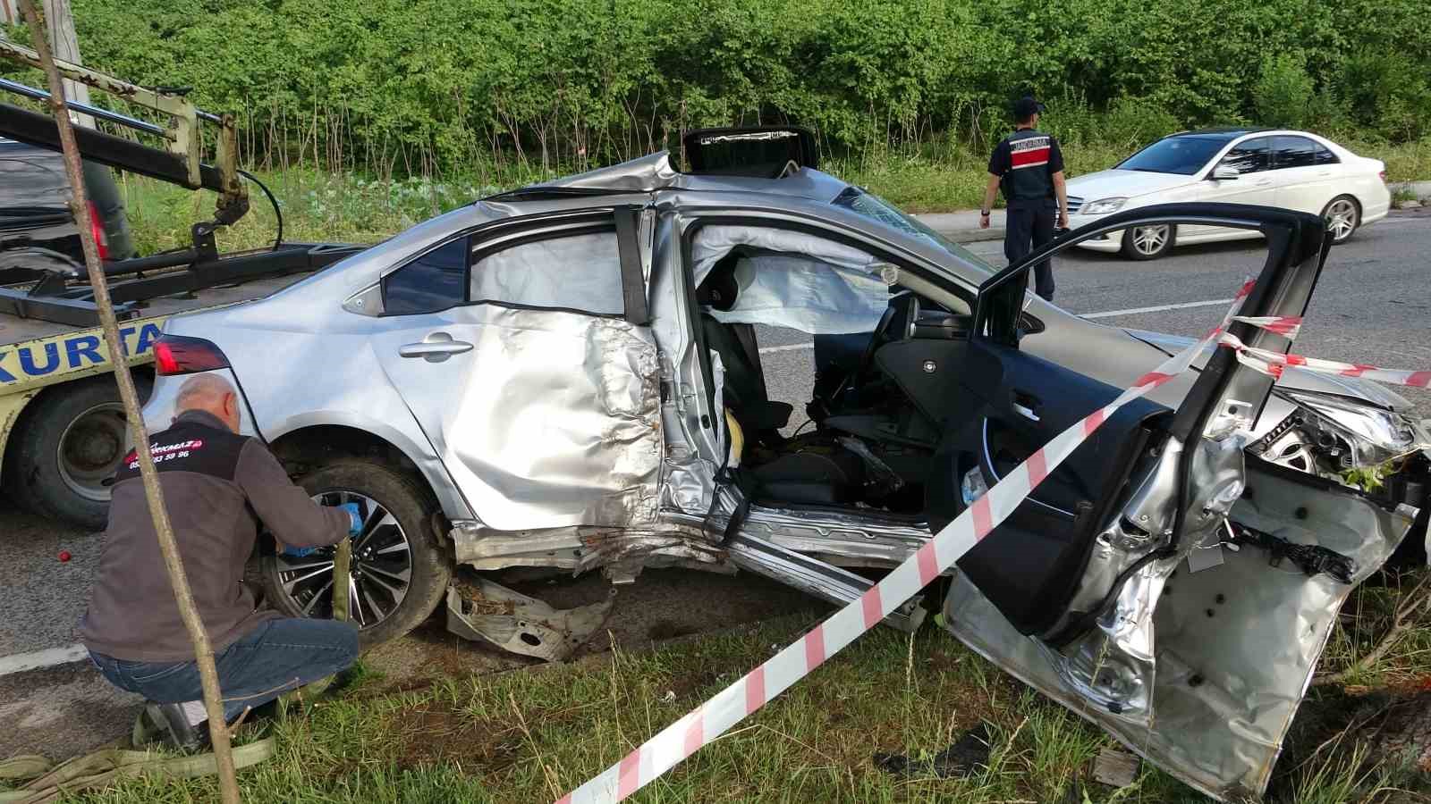 Ordu’da otomobil, ağaç ve aydınlatma direğini devirdi: 4 yaralı