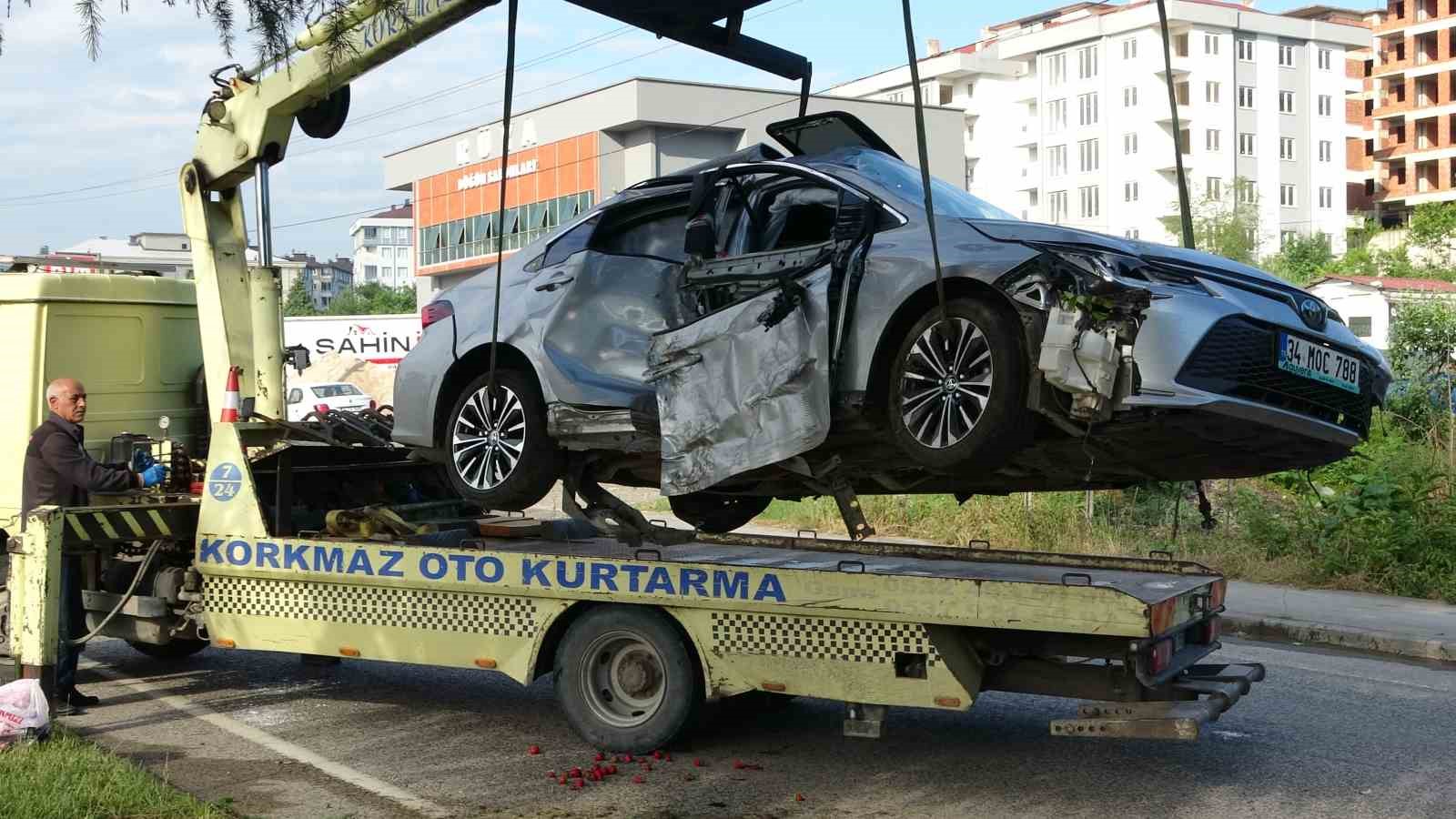 Ordu’da otomobil, ağaç ve aydınlatma direğini devirdi: 4 yaralı