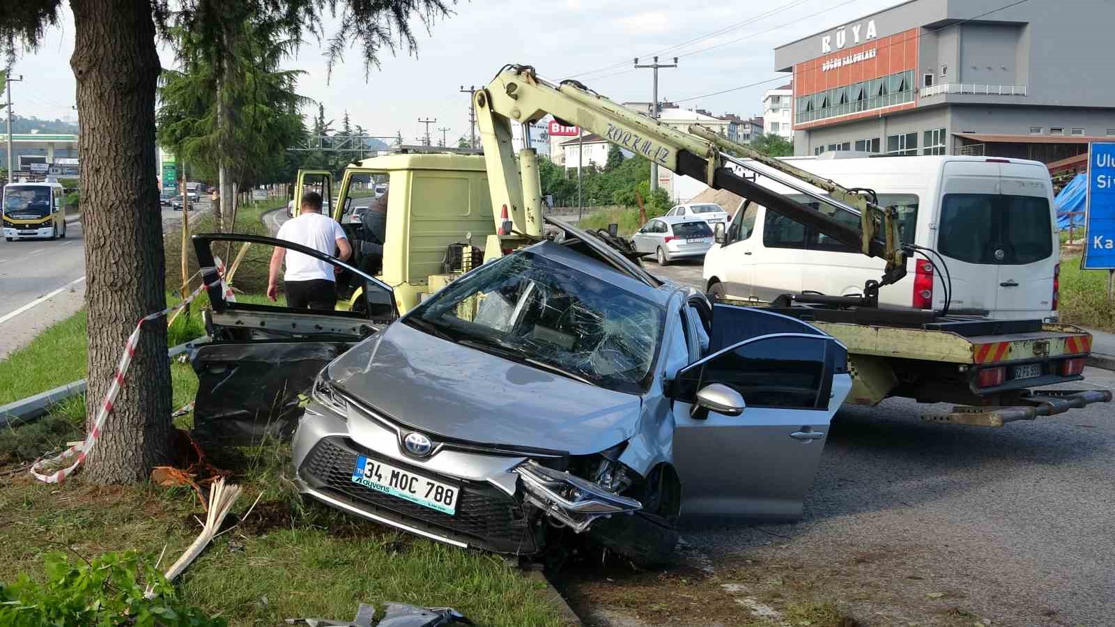 Ordu’da otomobil, ağaç ve aydınlatma direğini devirdi: 4 yaralı