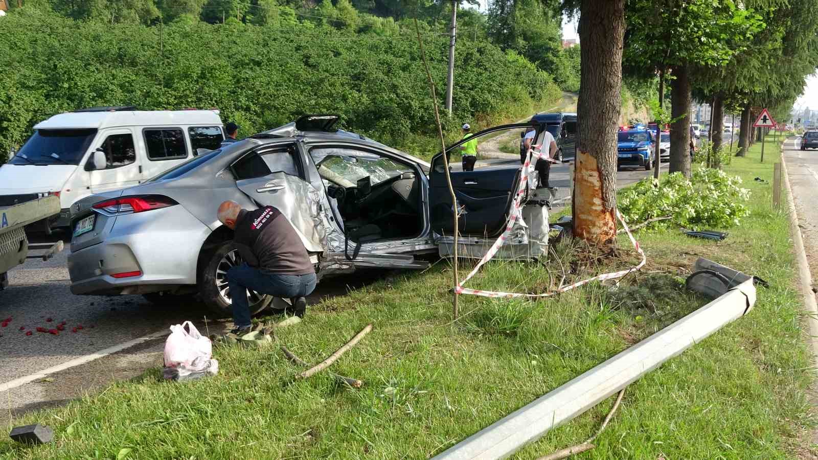 Ordu’da otomobil, ağaç ve aydınlatma direğini devirdi: 4 yaralı