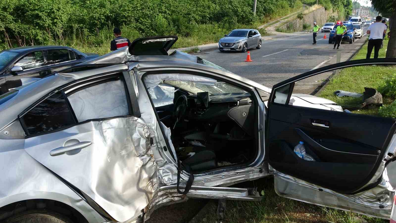 Ordu’da otomobil, ağaç ve aydınlatma direğini devirdi: 4 yaralı