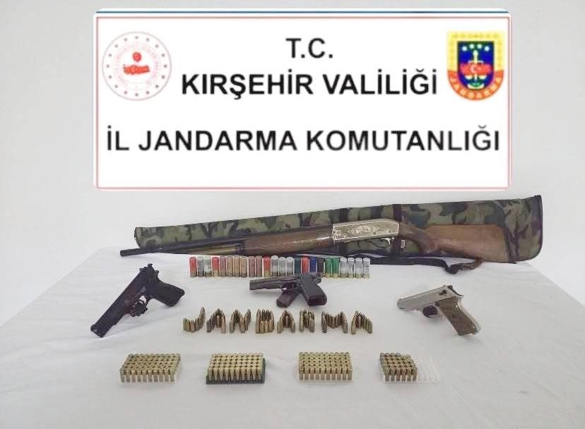 Kırşehir’de ruhsatsız silah operasyonu: 4 silah ele geçirildi