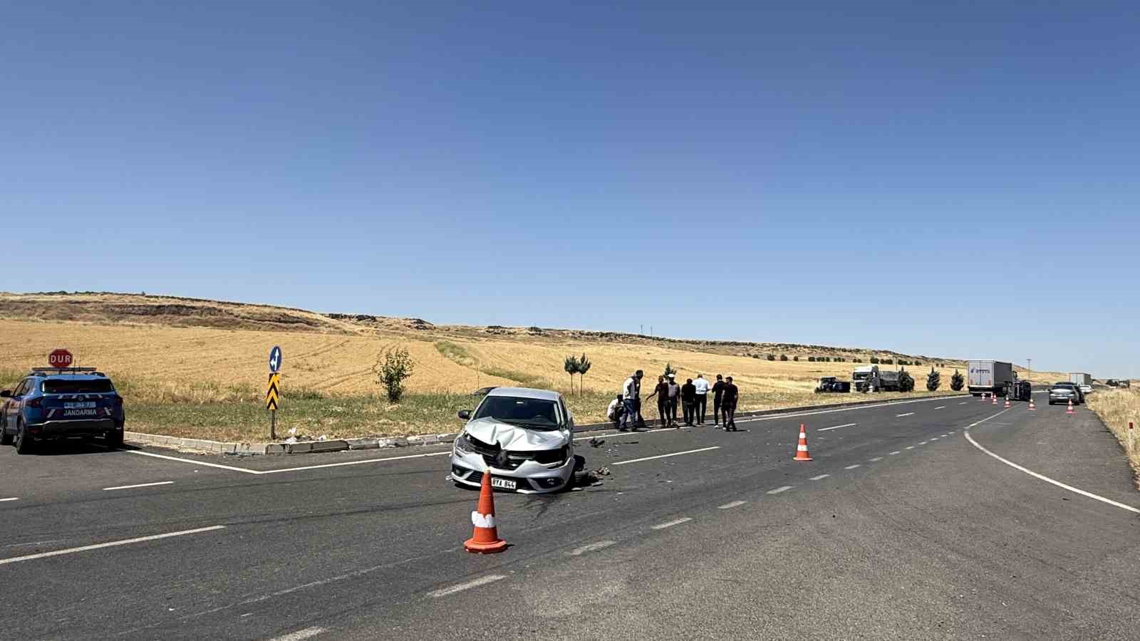 Diyarbakır’da otomobil ile hafif ticari araç çarpıştı: 7 yaralı