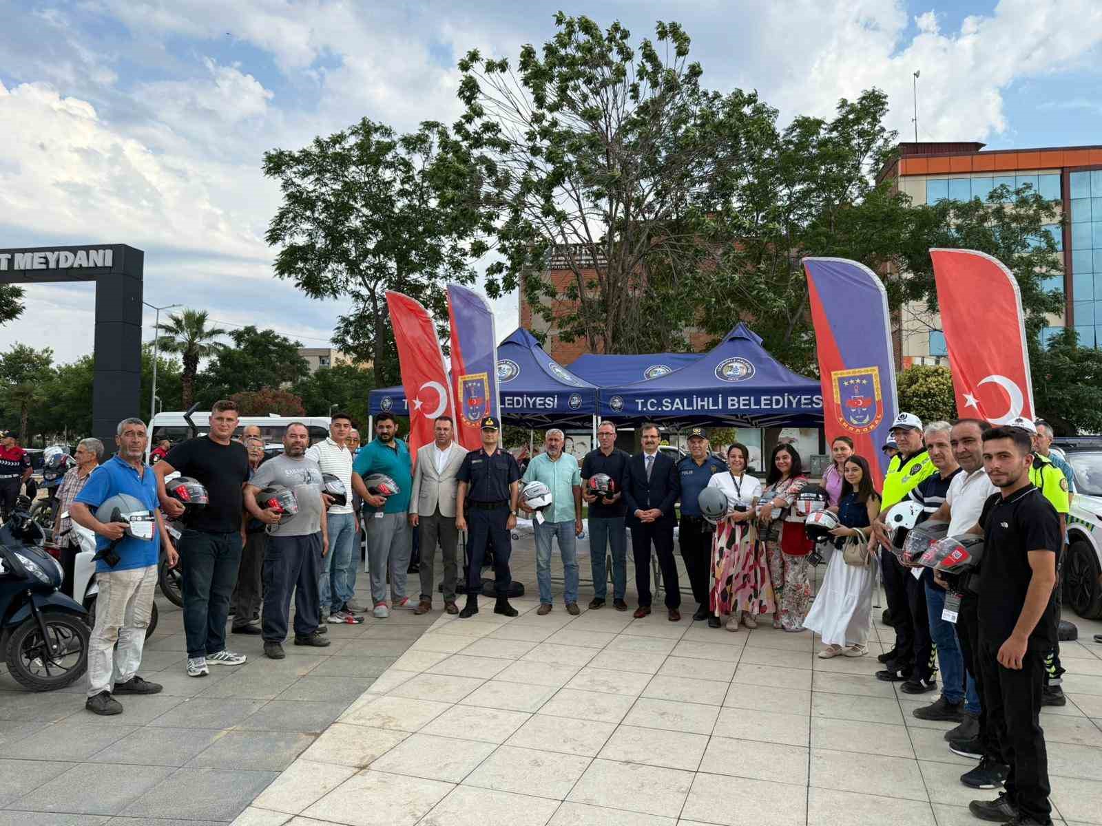 Salihli’de motosiklet sürücülerine kask dağıtıldı