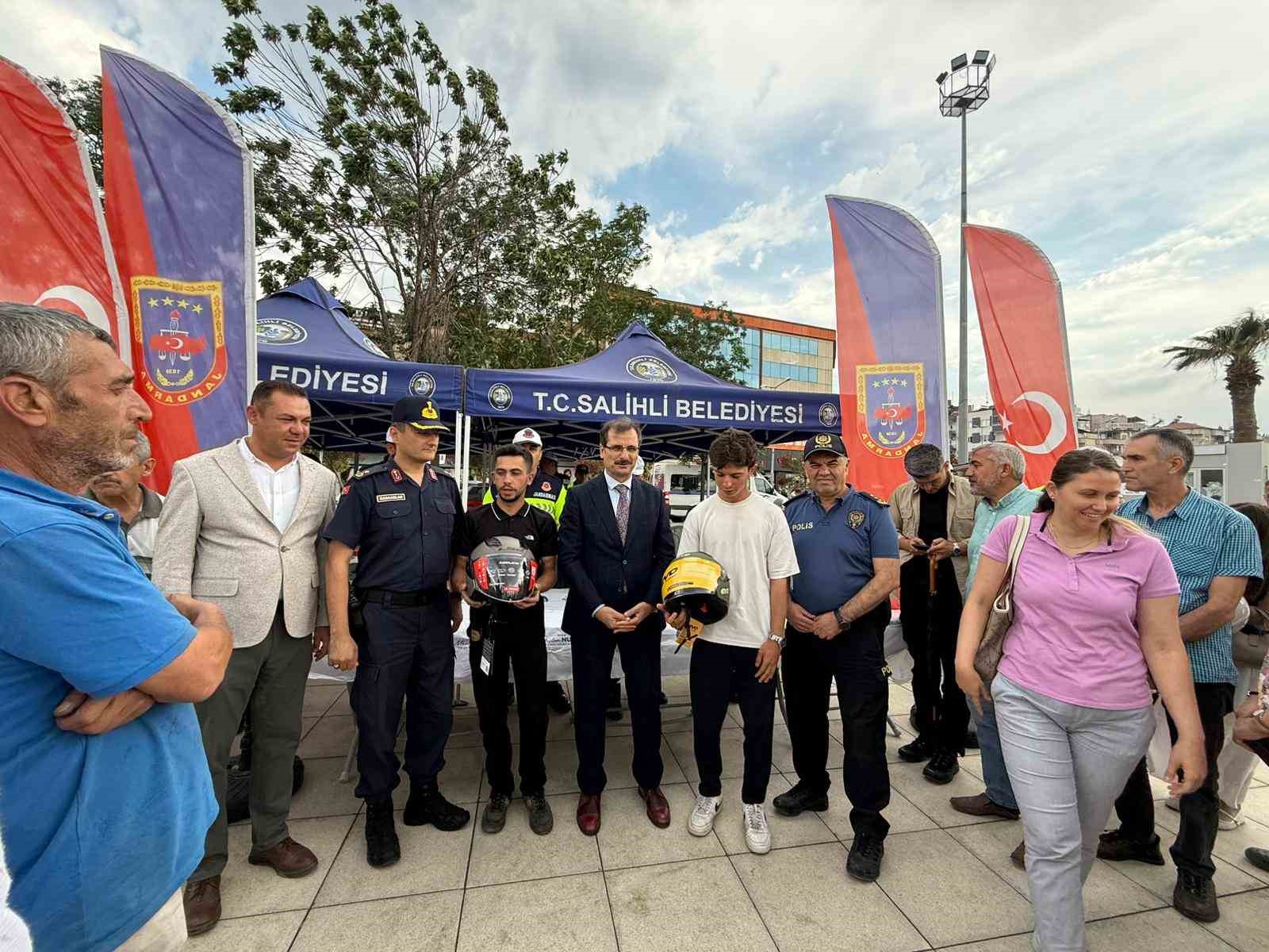Salihli’de motosiklet sürücülerine kask dağıtıldı