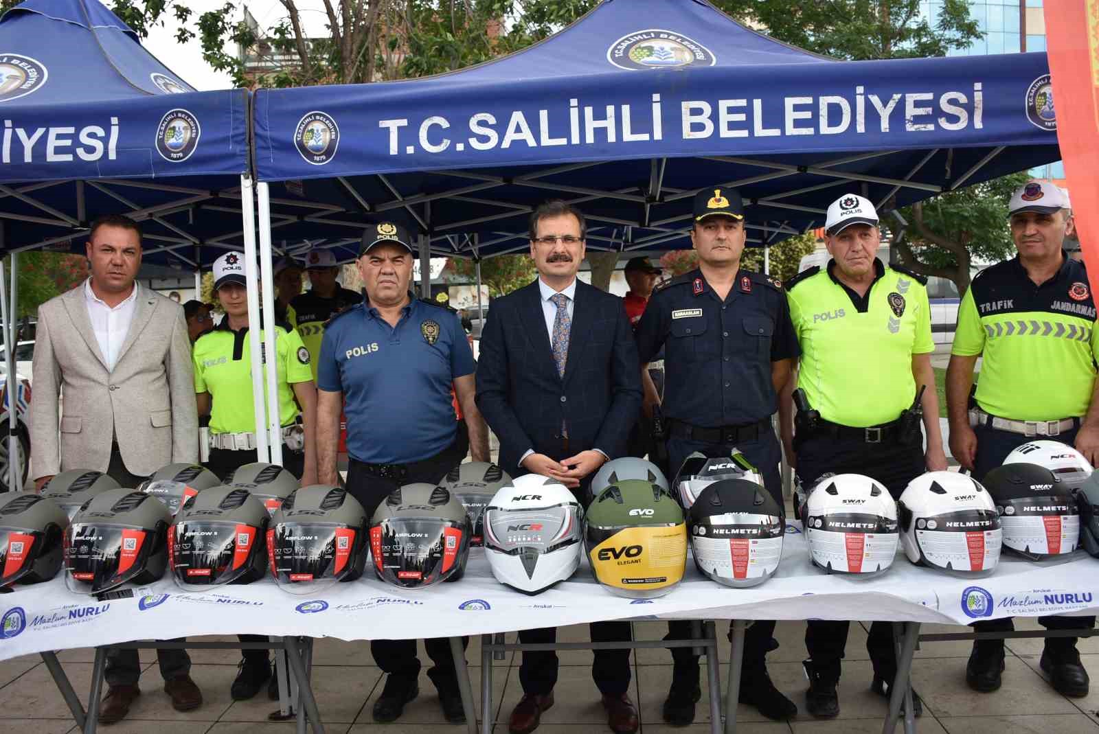 Salihli’de motosiklet sürücülerine kask dağıtıldı