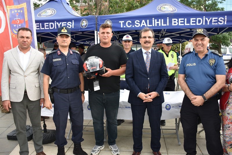 Salihli’de motosiklet sürücülerine kask dağıtıldı