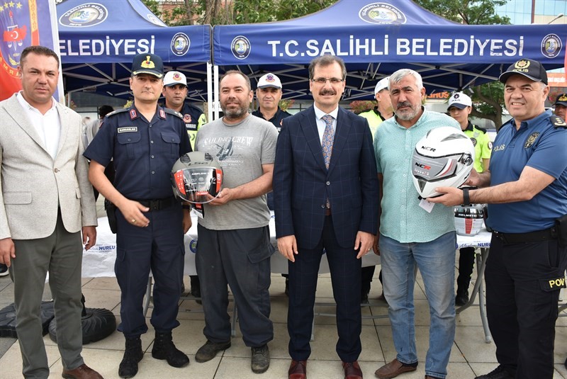 Salihli’de motosiklet sürücülerine kask dağıtıldı
