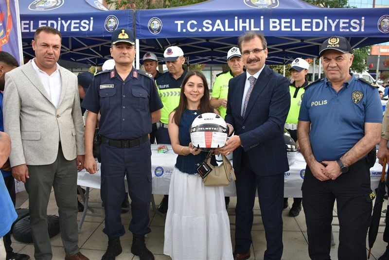 Salihli’de motosiklet sürücülerine kask dağıtıldı