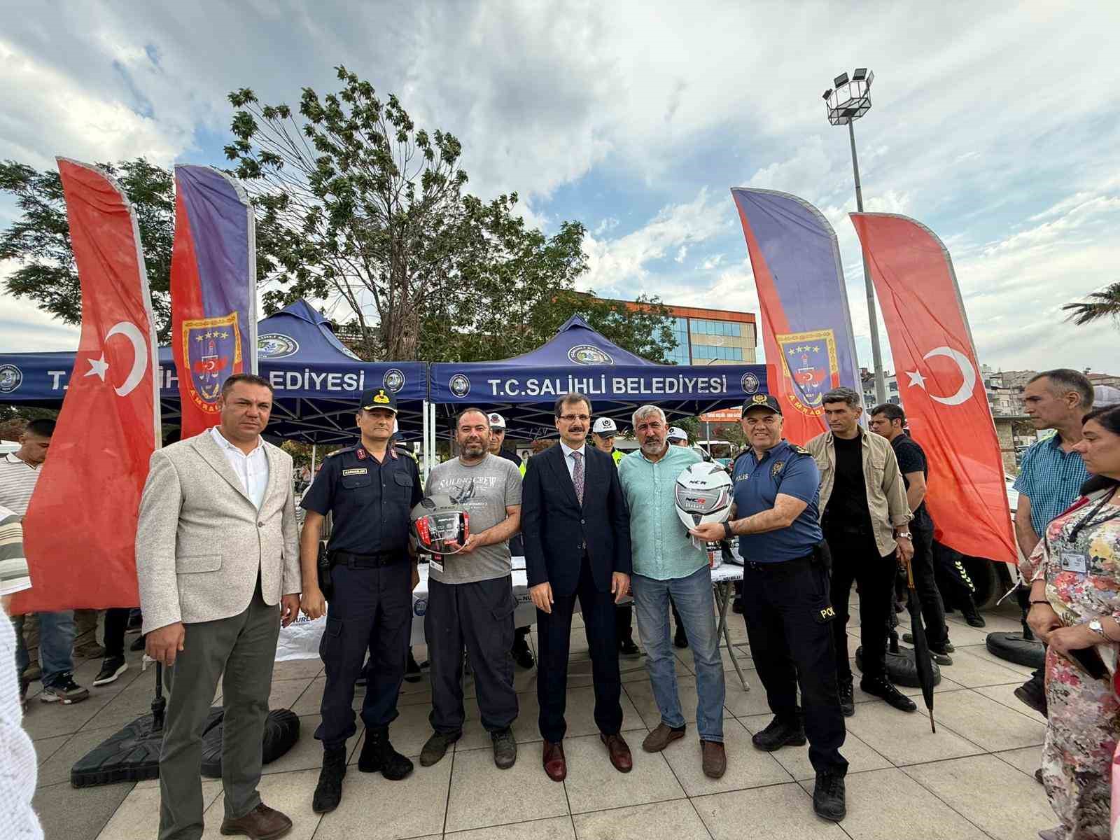 Salihli’de motosiklet sürücülerine kask dağıtıldı