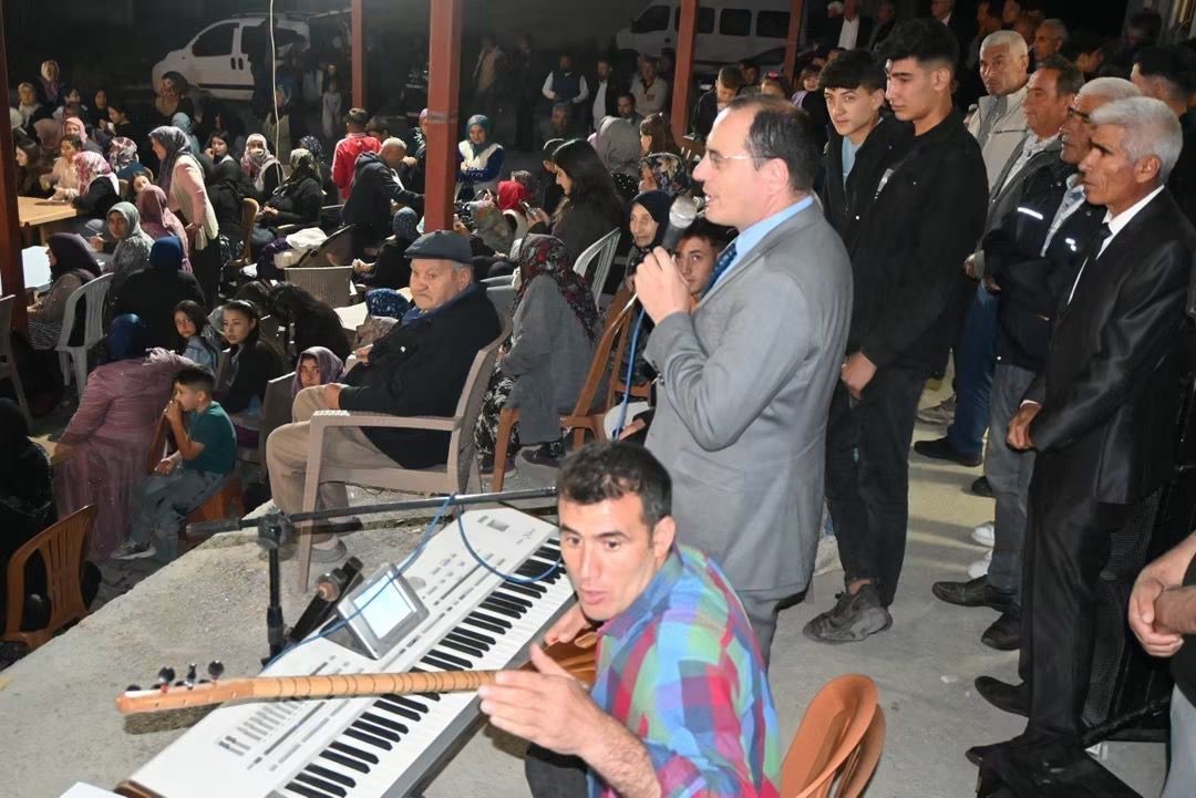 Kaymakam Türker, piste çıkıp yeni evlenen çiftin mutluluğuna ortak oldu
