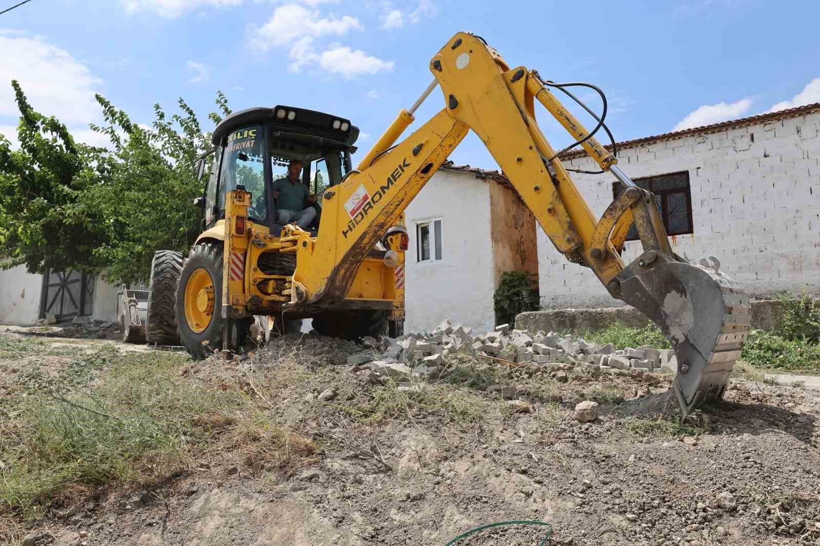 Şehzadeler’de 20 bin metrekare kilit parke taşı döşenecek
