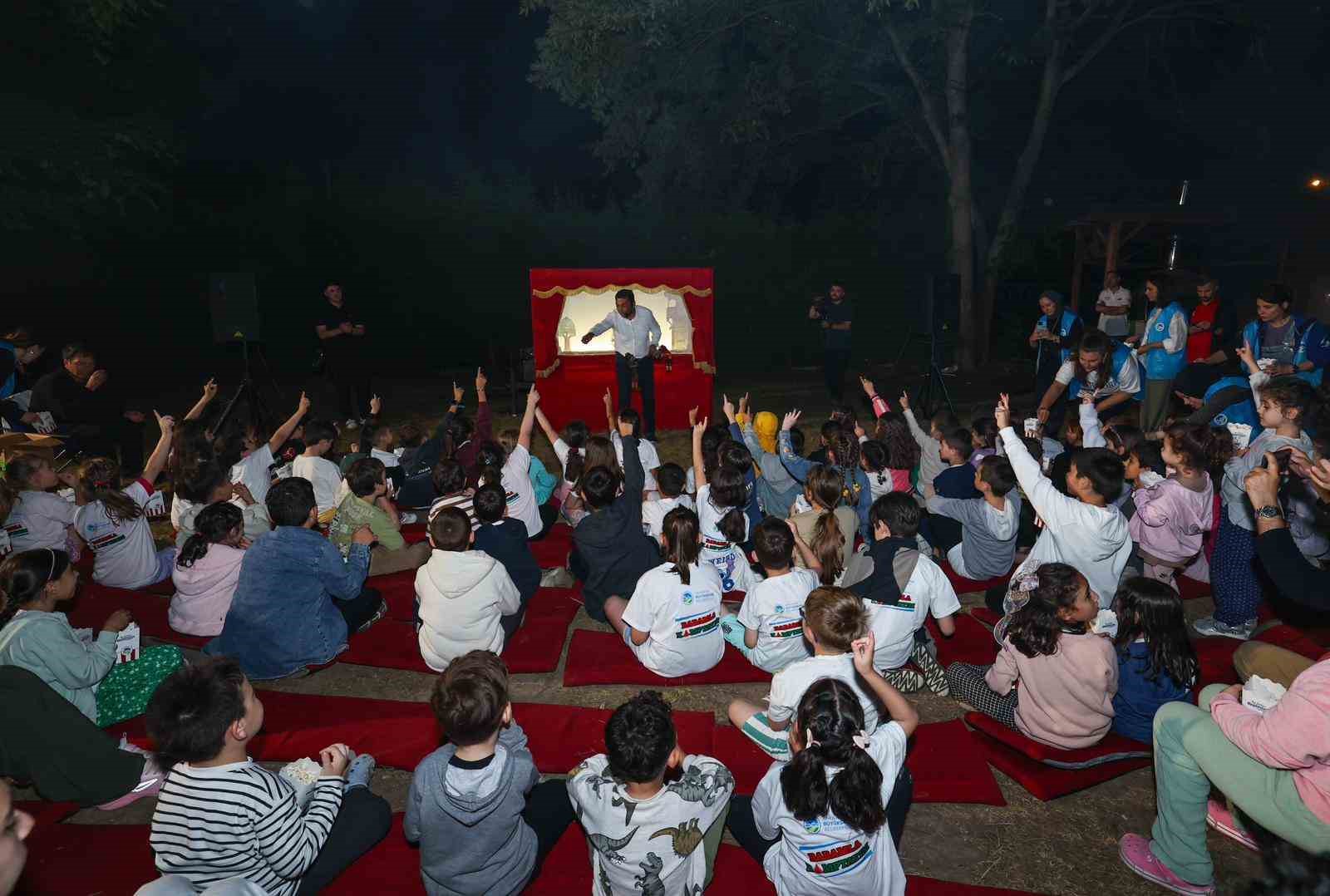 Babalar ve çocuklar kamp ateşi etrafında sohbet etti